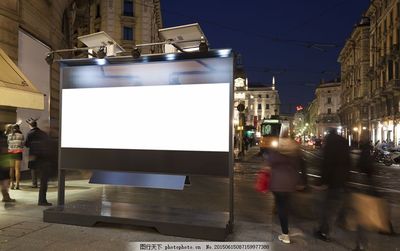 夜幕下的無(wú)聲推銷者 戶外廣告牌的視覺(jué)博弈與城市敘事